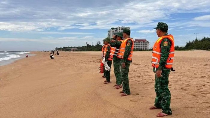 Cán bộ, chiến sĩ Đồn Biên phòng Tuy Hòa tiếp tục duy trì lực lượng, phối hợp với các cơ quan, đơn vị và lực lượng chức năng tổ chức tìm kiếm nạn nhân tại khu vực biển và vùng lân cận. (Ảnh: Thùy Dung)