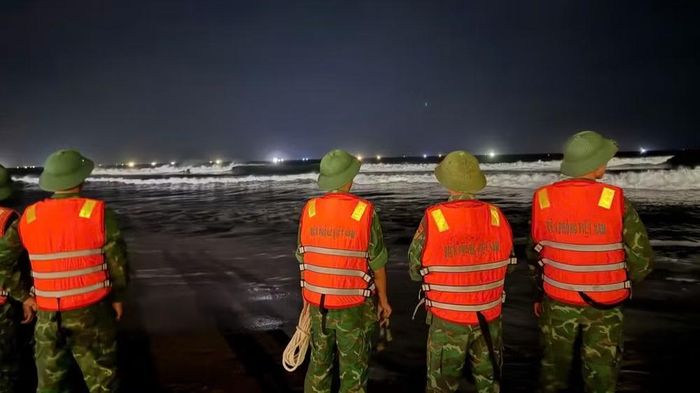Cán bộ, chiến sĩ Đồn Biên phòng Tuy Hòa tổ chức tìm kiếm nạn nhân tại khu vực biển và vùng lân cận trong đêm.