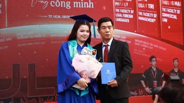 Người thân chung vui cùng tân khoa. (Ảnh: ULAW)