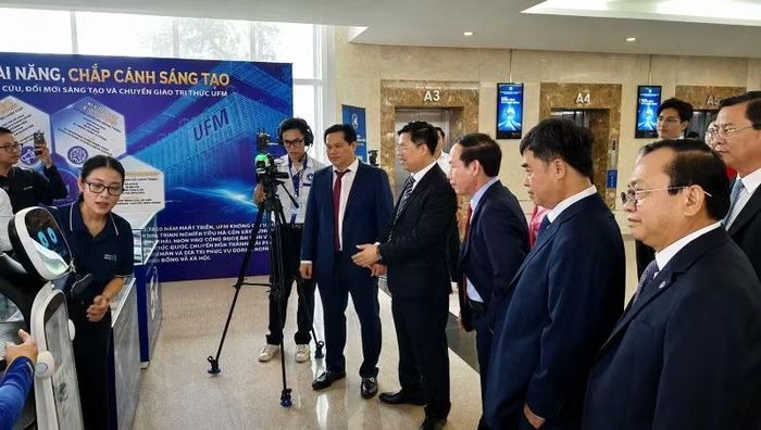 Đại biểu tham quan triển lãm được trưng bày tại UFM. (Ảnh: CAO TÂN)