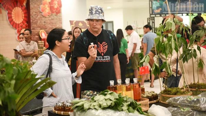 Đông đảo người dân, du khách đến mua sâm và sản phẩm về sâm, dược liệu.