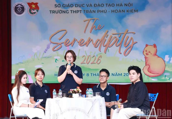 Các học sinh mới được gặp gỡ, giao lưu, trao đổi cùng nhau và với những anh chị đi trước.