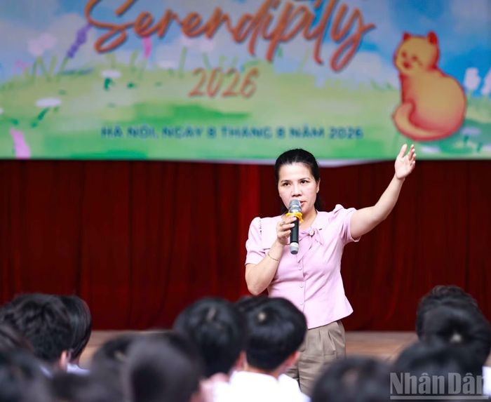 Phó Hiệu trưởng Trường trung học phổ thông Trần Phú - Hoàn Kiếm Trịnh Thanh Thúy tham dự cùng các học sinh. Những hoạt động ngoại khóa, tạo không gian để học sinh mới chủ động kết nối, thể hiện năng khiếu và khám phá những cơ hội phát triển bản thân trong môi trường trung học phổ thông luôn được các nhà trường chú trọng trong thời gian gần đây.