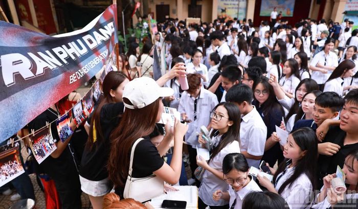 Đông đảo học sinh lớp 10, khóa 66 của Trường trung học phổ thông Trần Phú - Hoàn Kiếm (Hà Nội) tham dự sự kiện “Chào 10 - The Serendipity 2026”