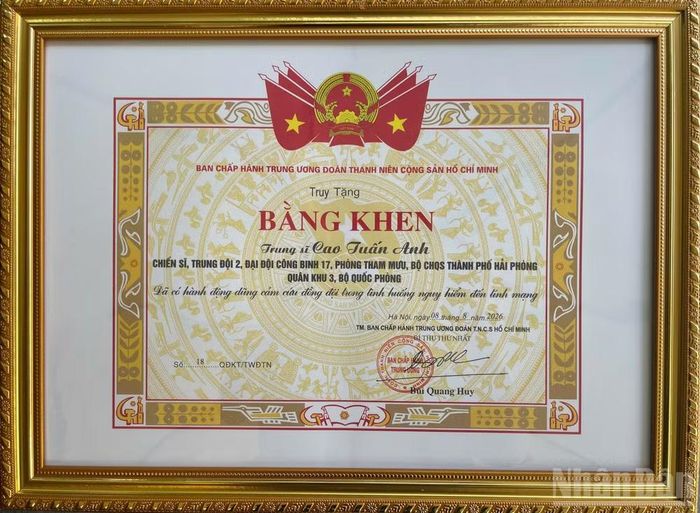 Trung ương Đoàn Thanh niên Cộng sản Hồ Chí Minh truy tặng bằng khen cho Trung sĩ Cao Tuấn Anh vì đã có hành động dũng cảm cứu đồng đội trong tình huống nguy hiểm đến tính mạng. (Ảnh: QUÂN KHU 3)