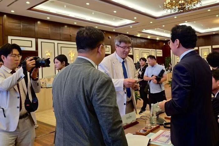 Các đại biểu trao đổi bên lề Hội nghị "Gặp gỡ Hàn Quốc tại Đà Nẵng năm 2026" .(Ảnh: Hiệp hội Doanh nhân và Đầu tư Việt Nam-Hàn Quốc cung cấp)