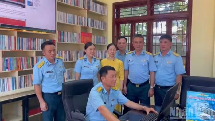 Đồng chí Đại tá Nguyễn Hữu Toàn-Phó Chủ nhiệm Chính trị Quân chủng Phòng không-không quân tham quan Thư viện điện tử Trung đoàn 282.