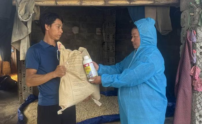 Xã Lùng Tám cấp phát vôi bột và thuốc tiêu độc khử trùng cho người chăn nuôi.
