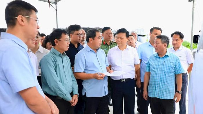 Đồng chí Trần Đức Thắng kiểm tra dự án Xây dựng tuyến đường kết nối đường Pháp Vân-Cầu Giẽ với đường Vành đai 3. (Ảnh: Thái Quang).