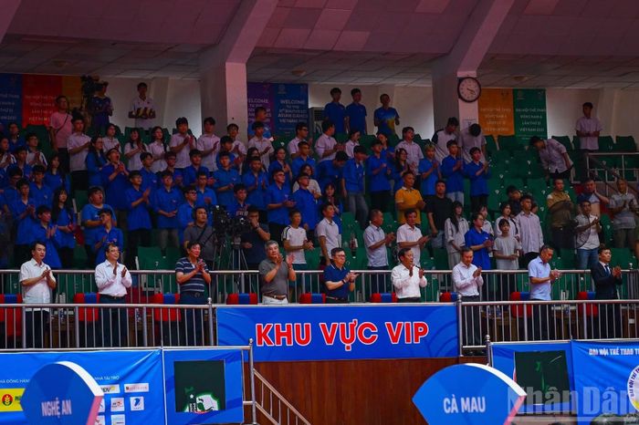 Các đại biểu tham dự chương trình.