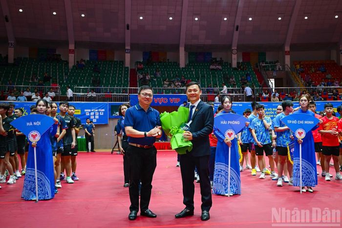 Đồng chí Lê Quốc Minh trao hoa và kỷ niệm chương tới ông Huỳnh Trần Anh Quang, đại diện nhà đồng hành chính Tổng Công ty Phân bón Dầu khí Cà Mau.