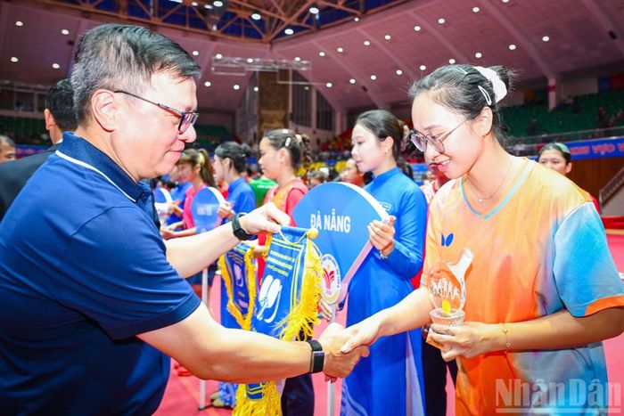 Ban Tổ chức trao hoa và kỷ niệm chương tới đại diện các đoàn tham dự Giải vô địch bóng bàn quốc gia Báo Nhân Dân lần thứ 44.