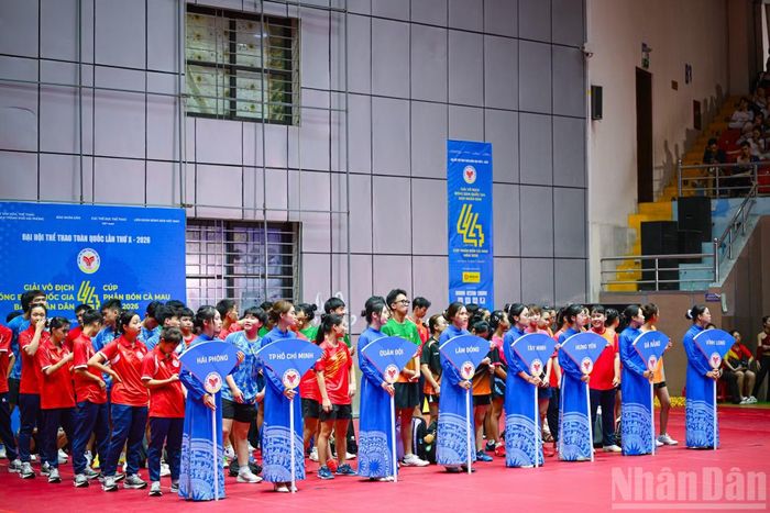Các vận động viên háo hức chờ giờ khai mạc, chuẩn bị bước vào những cuộc tranh tài tại Giải vô địch bóng bàn quốc gia Báo Nhân Dân lần thứ 44.