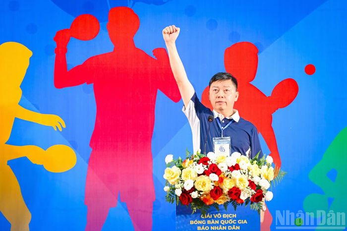Trọng tài Nguyễn Quốc Minh, đoàn bóng bàn Hải Phòng, đại diện lực lượng trọng tài đọc lời tuyên thệ.