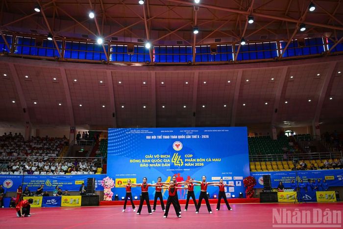 Các vận động viên đội tuyển thể dục Aerobic Hải Phòng biểu diễn tiết mục nhảy trên nền nhạc sôi động, mở màn chương trình nghệ thuật tại Lễ khai mạc.
