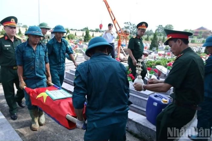 Những hài cốt đầu tiên được khai quật.
