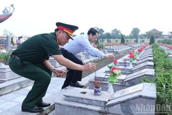 Thắp hương tri ân các anh hùng liệt sĩ.