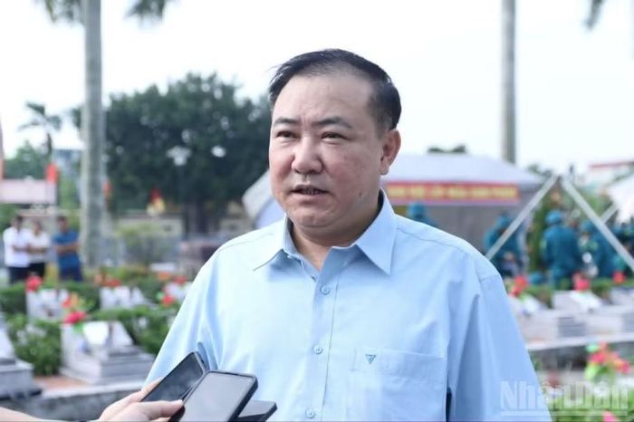 Ông Nguyễn Minh Báu, Chủ tịch Ủy ban nhân dân xã Đông Hưng cho biết, xã huy động từ 50-60 người hỗ trợ tổ lấy mẫu sinh phẩm của tỉnh hoàn thành tốt nhiệm vụ được giao.