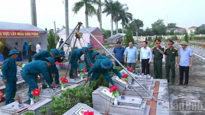 Các đại biểu chứng kiến việc triển khai lấy mẫu hài cốt liệt sĩ.