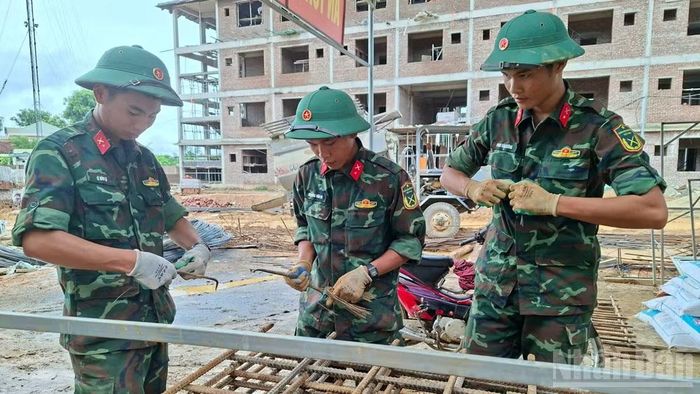  Với tinh thần trách nhiệm cao, những người "Bộ đội cụ Hồ" đang tích cực hỗ trợ nhiều công việc trên công trường này. Thời gian hỗ trợ dự kiến từ ngày 4-30/8. 