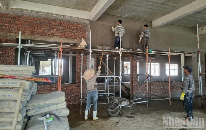  Các nhóm thợ đang tập trung xây, gia tường các tầng. 