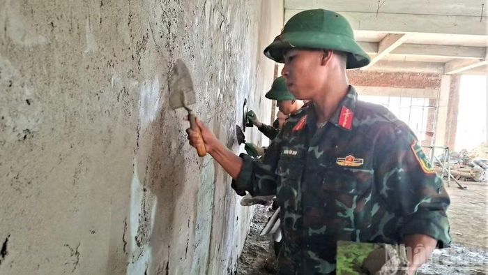 Những người lính Trung đoàn 335 tham gia vào công đoạn gia tường.