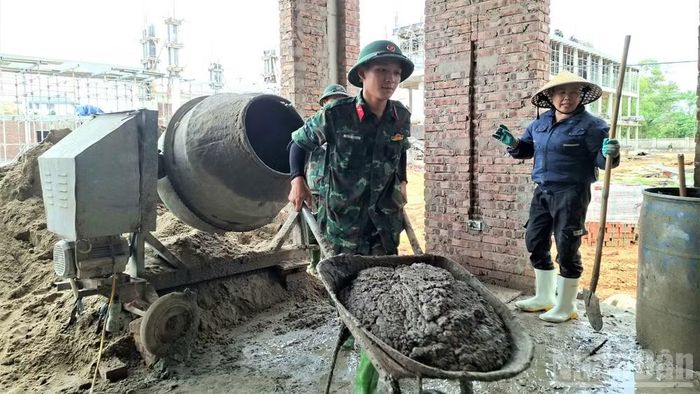 Cán bộ, chiến sĩ phục vụ vật liệu cho các tổ thợ.