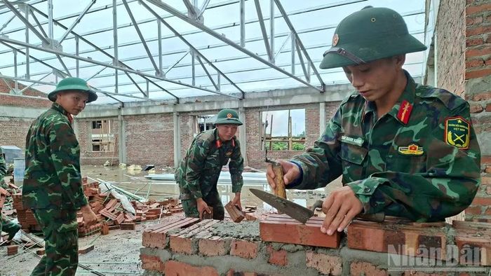 Một số cán bộ, chiến sĩ "có tay nghề" tham gia vào công đoạn xây thô.