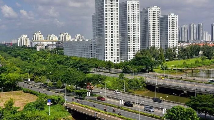Đại lộ Nguyễn Văn Linh, trục giao thông cửa ngõ ở phía nam thành phố là trục giao thông đi qua địa bàn xã Bình Hưng với nhiều dự án nhà ở nằm dọc hai bên. (Ảnh: VÕ LÊ)