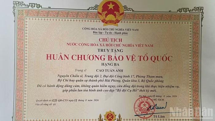 Chủ tịch nước ký Quyết định truy tặng Trung sĩ Cao Tuấn Anh Huân chương Bảo vệ Tổ quốc hạng Ba. (Ảnh: QUÂN KHU 3)
