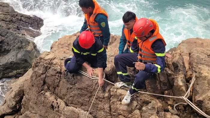 Lực lượng chức năng tiếp tục tìm kiếm hai người mất tích. (Ảnh: QC)