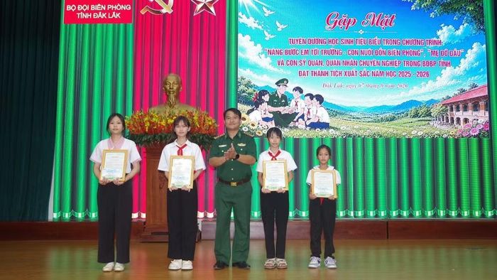 Lãnh đạo Ban Chỉ huy Bộ đội Biên phòng trao thư khen cho các học sinh được Bộ đội Biên phòng tỉnh Đắk Lắk nhận đỡ đầu, nuôi dưỡng.