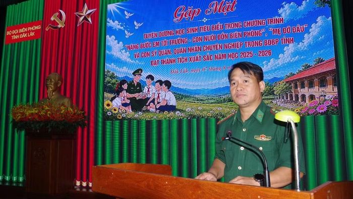 Đại tá Rơ Lan Ngân, Phó Chính ủy Ban Chỉ huy Bộ đội Biên phòng tỉnh Đắk Lắk phát biểu tại buổi lễ.