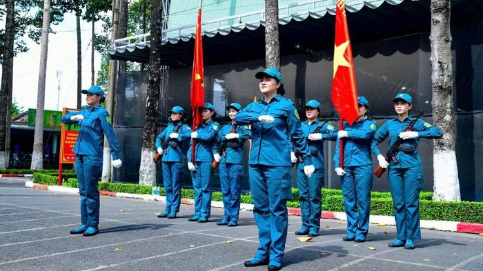 Khối nữ du kích miền nam tập luyện tại Trung đoàn Gia Định. (Ảnh: HỮU TÂN)