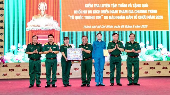 Thủ trưởng Bộ Tư lệnh Quân khu 7 trao quà động viên. (Ảnh: HỮU TÂN)