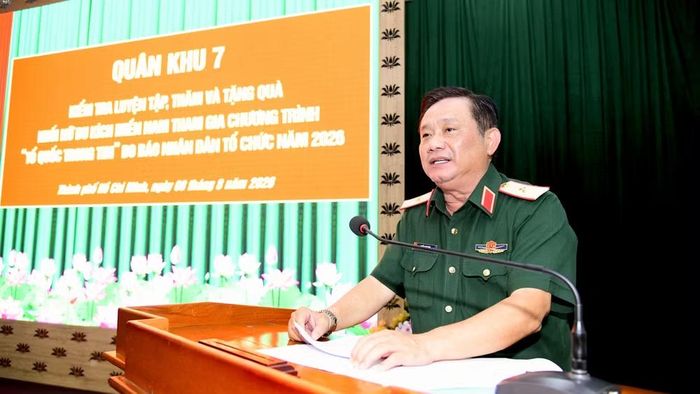 Thiếu tướng Trần Chí Tâm phát biểu động viên lực lượng Khối nữ du kích miền nam. (Ảnh: HỮU TÂN)