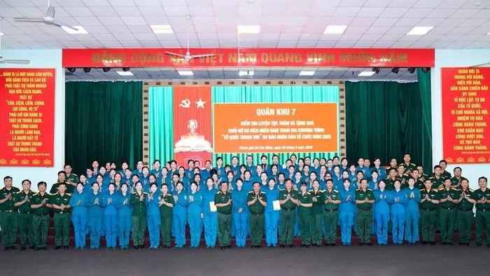 Đoàn công tác Quân khu 7 chụp ảnh lưu niệm cùng Khối nữ du kích miền nam. (Ảnh: HỮU TÂN)