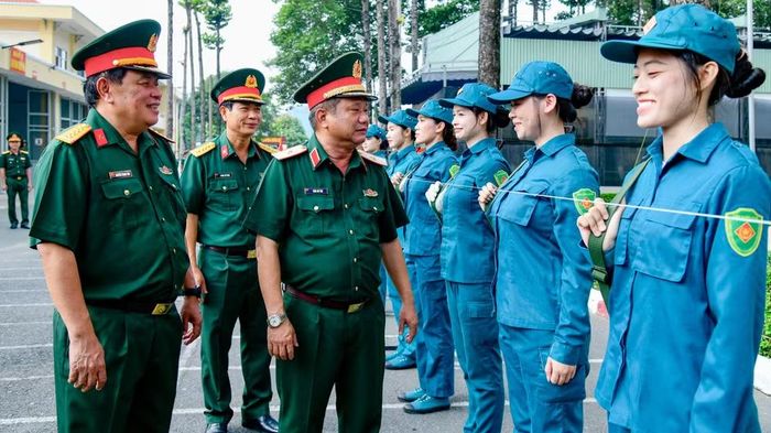 Thiếu tướng Trần Chí Tâm, Phó Chính ủy Quân khu 7 thăm động viên Khối nữ du kích miền nam tập luyện. (Ảnh: HỮU TÂN)