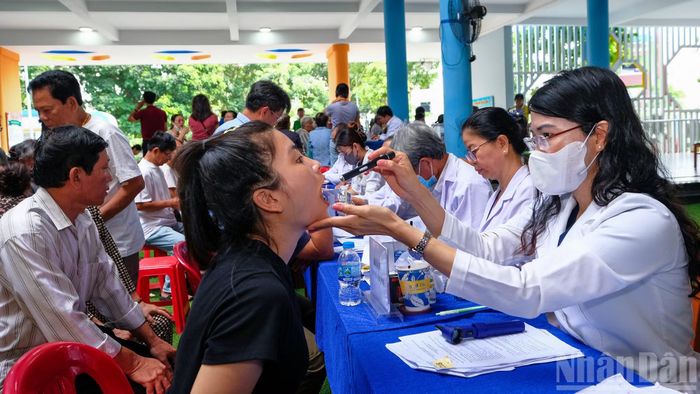 Trong đợt khám này, Trạm Y tế xã Nhà Bè bố trí đội ngũ khám lưu động với 7 chuyên khoa gồm: Nội, Ngoại, Mắt, Răng-Hàm-Mặt, Tai-Mũi-Họng, Da liễu và Sản.