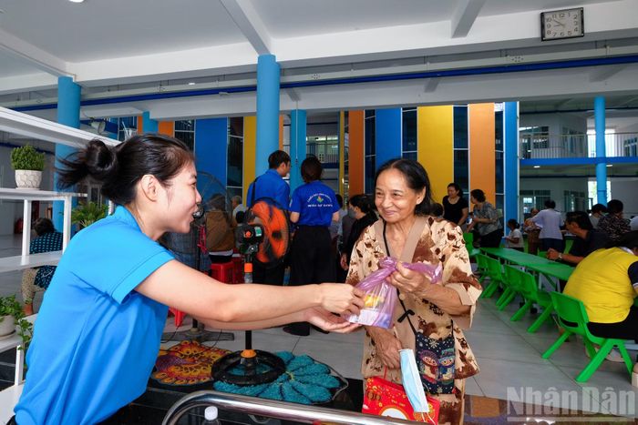 Sau khi hoàn tất khám sức khỏe, người dân còn được trao tặng sữa và bánh như một phần quà động viên, thể hiện sự quan tâm, sẻ chia của Ban tổ chức đối với bà con tham gia chương trình.