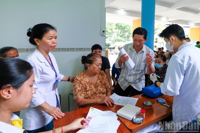 Người dân đến khám được kiểm tra sức khỏe tổng quát và thực hiện xét nghiệm máu nhằm phát hiện sớm các vấn đề sức khỏe, từ đó có hướng theo dõi và điều trị phù hợp.