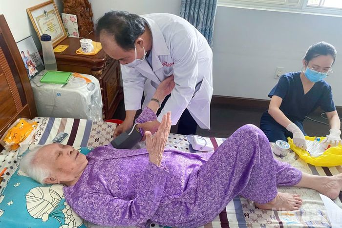  Trong ngày, một trường hợp người dân 100 tuổi không thể tự di chuyển đến điểm khám đã được nhân viên y tế đến tận nhà kiểm tra sức khỏe﻿. 