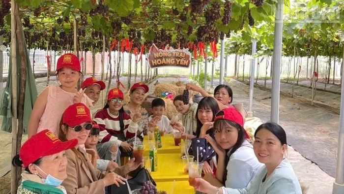 Phát triển du lịch cộng đồng, du lịch trải nghiệm tại các vườn nho, vườn táo, làng nghề truyền thống và không gian văn hóa Chăm ở xã Ninh Phước đang trở thành những điểm đến hấp dẫn, góp phần đưa giá trị văn hóa, sản vật địa phương nâng lên.