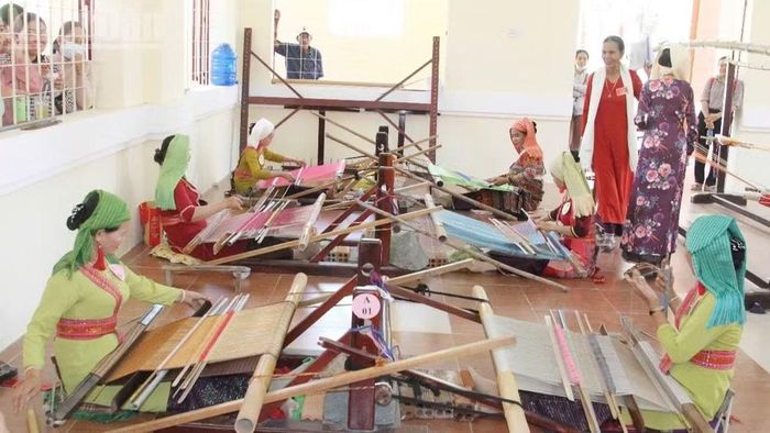 Làng nghề truyền thống dệt thổ cẩm Mỹ Nghiệp được trao truyền, gìn giữ những đường nét hoa văn trên từng tấm thổ cẩm như những mạch nguồn văn hóa không bao giờ đứt.