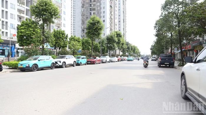 Tuyến phố Nghiêm Xuân Yên đi qua khu đô thị Kim Văn-Kim Lũ luôn xảy ra tình trạng ô-tô đỗ dọc 2 bên đường.