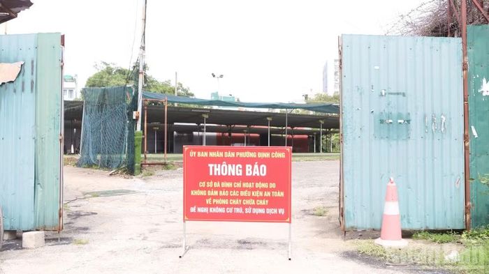 Do thiếu chỗ gửi xe, nhiều bãi xe tự phát không bảo đảm các điều kiện an toàn phòng cháy chữa cháy mọc lên tại chung quanh các khu đô thị mới. Trong ảnh là 1 bãi đỗ xe tự phát được chính quyền phường Định Công (Hà Nội) đình chỉ hoạt động.