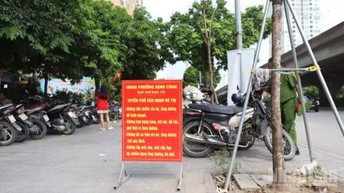 Mặc dù có biển hướng dẫn cụ thể không được lấn chiếm nhưng tình trạng luôn xảy ra, công an phường cũng khó xử lý do chức năng quản lý chưa thuộc về chính quyền địa phương mà thuộc về chủ đầu tư các dự án đang trong quá trình thi công.