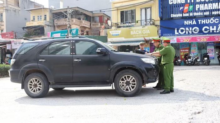 Công an phường Định Công xử lý xe đậu sai quy định trên tuyến đường Nghiêm Xuân Yên.