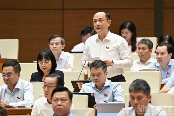 Đại biểu Nguyễn Ngọc Sơn (Đoàn thành phố Hải Phòng) phát biểu tại hội trường. (Ảnh: THỦY NGUYÊN)