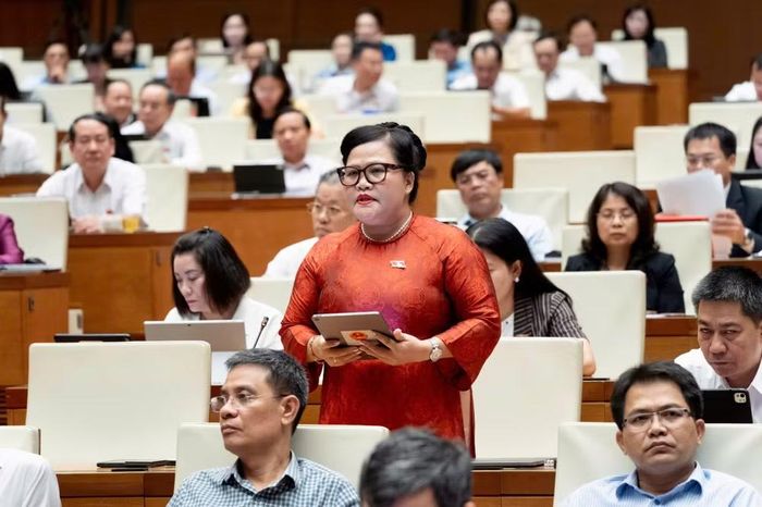 Đại biểu Nguyễn Thị Sửu (Đoàn thành phố Huế) phát biểu tại hội trường. (Ảnh: QH)